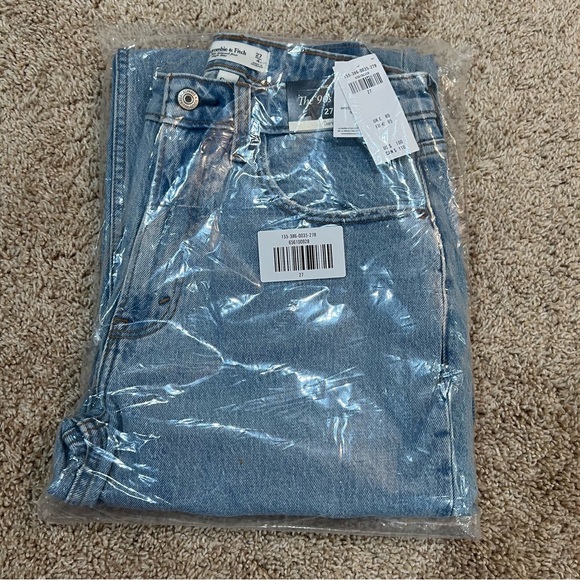 New with tags Women's Abercrombie & Fitch Jeans - Picture 1 of 3